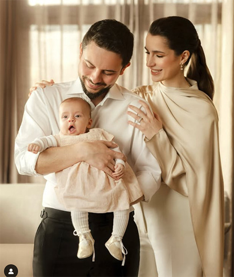 Minik kızlarını bağırlarına bastılar... Şimdi sırada bir erkek bebek var