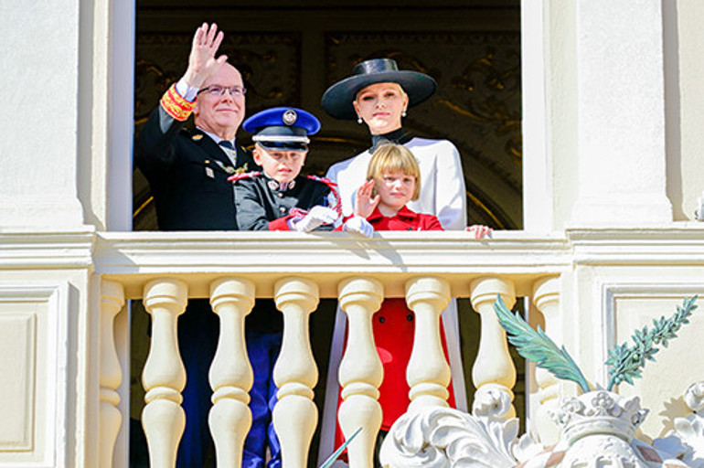 Minik kızlarını bağırlarına bastılar... Şimdi sırada bir erkek bebek var