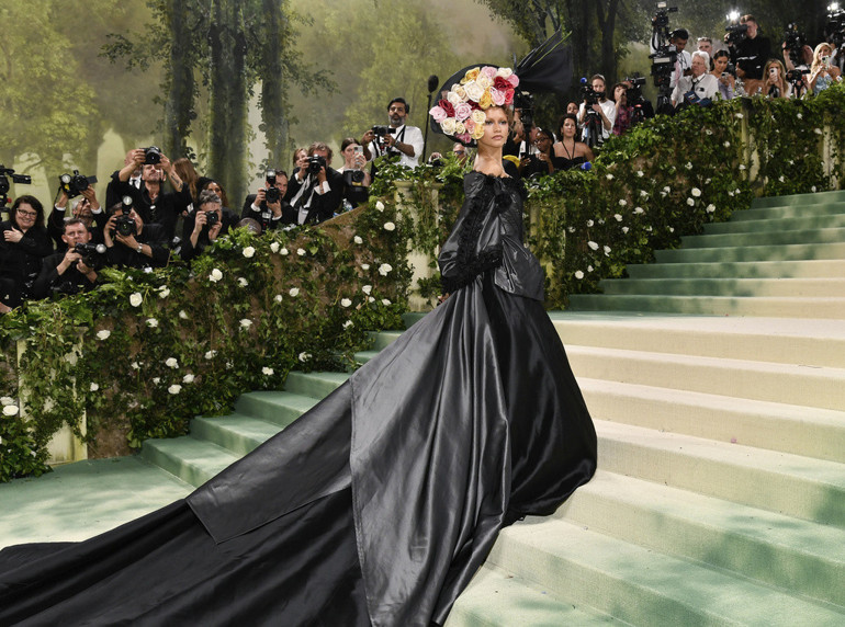 Her şey bir elbiseyle başladı... Kayıplar, tartışmalar, gizemler ve daha nicesi: Kırmızı halının yıldızlarının başına bakın neler geliyor