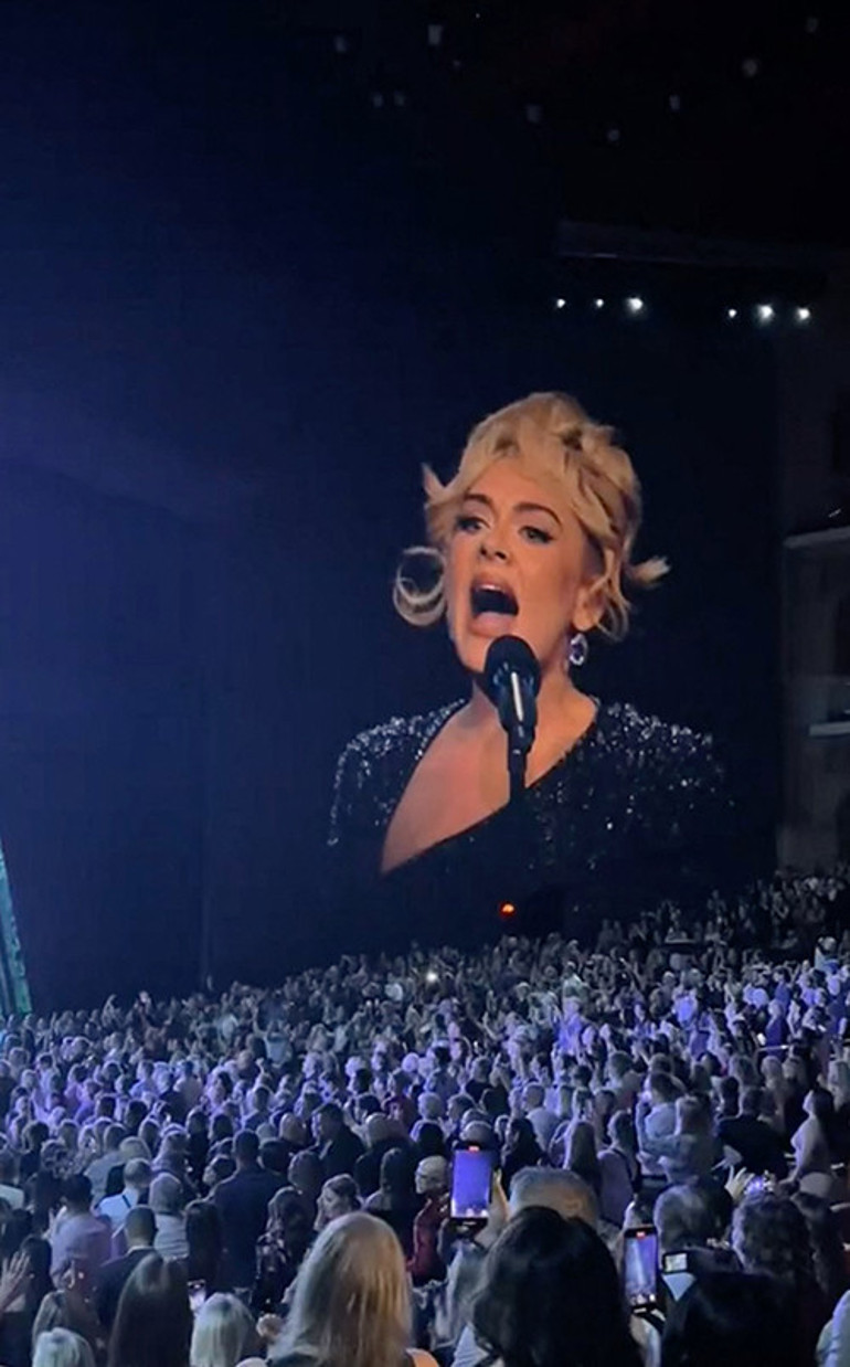 Sahneye gözyaşlarıyla veda etmişti… Hesaplar ortaya çıktı: Tek günde kazandığı para dudak uçuklattı