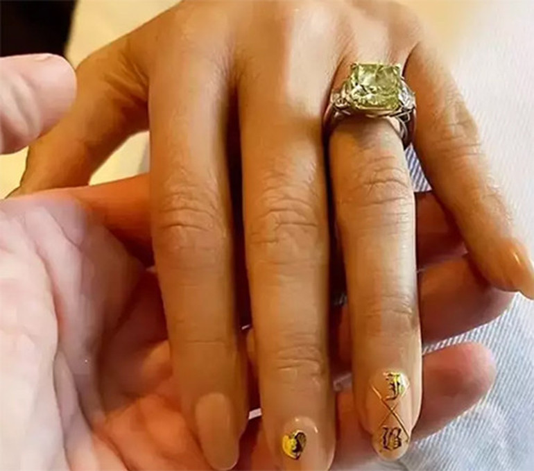 Kendisinin milyonluk koleksiyonu var... Dört denemeden sonra evliliğe tövbe etti ... Şimdi başkalarına nişan yüzüğü satıyor