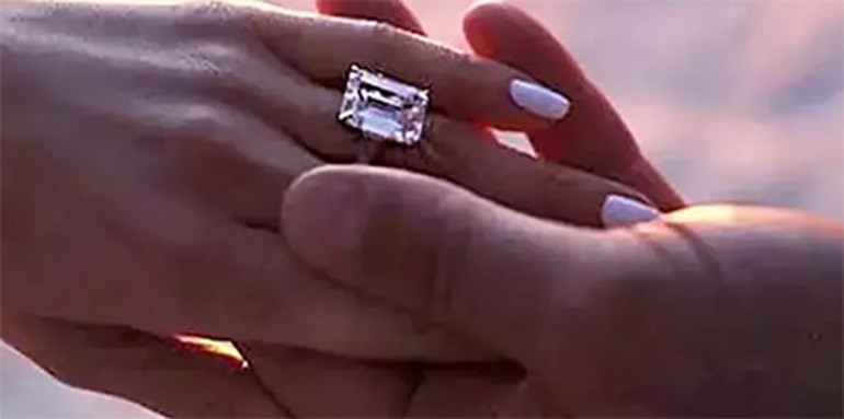 Kendisinin milyonluk koleksiyonu var... Dört denemeden sonra evliliğe tövbe etti ... Şimdi başkalarına nişan yüzüğü satıyor