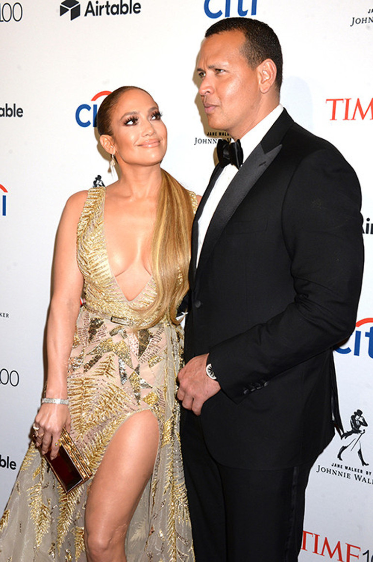 Kendisinin milyonluk koleksiyonu var... Dört denemeden sonra evliliğe tövbe etti ... Şimdi başkalarına nişan yüzüğü satıyor