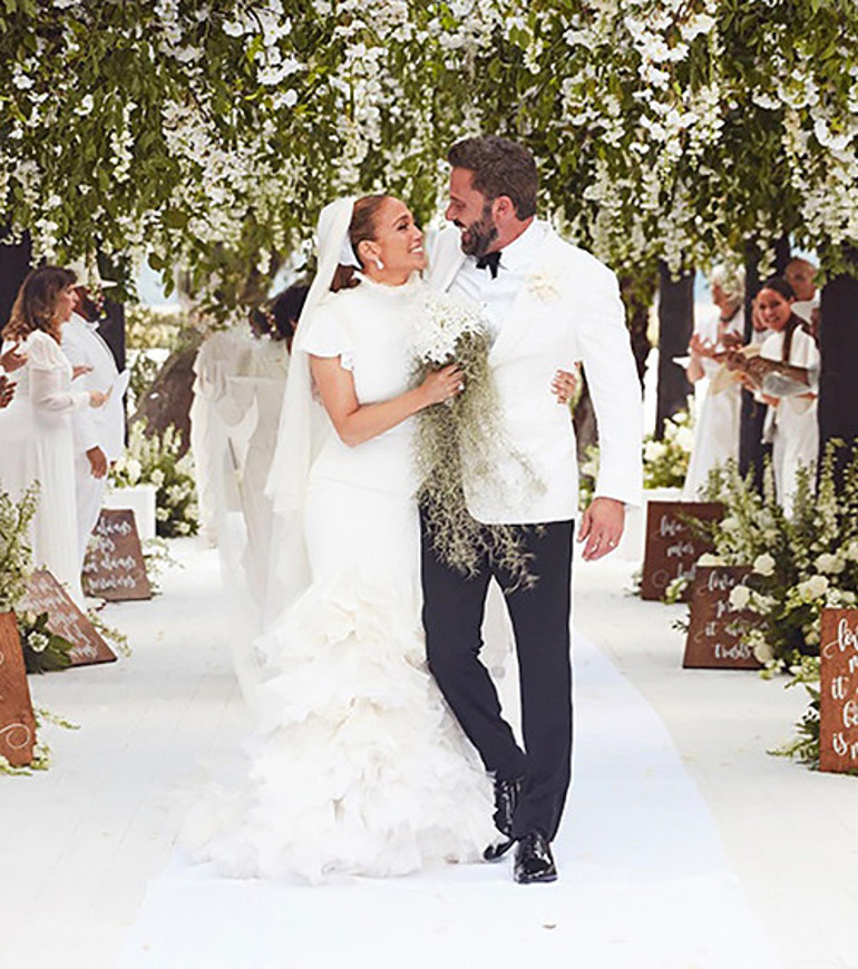 Kendisinin milyonluk koleksiyonu var... Dört denemeden sonra evliliğe tövbe etti ... Şimdi başkalarına nişan yüzüğü satıyor