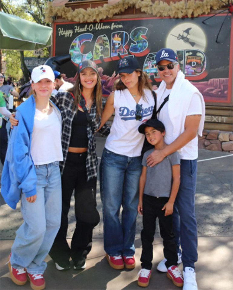 Ünlü çiftin mutluluğu mazide kaldı... 17 yıllık, üç çocuklu evlilik bitiyor... Yazık oldu bu büyük aşka