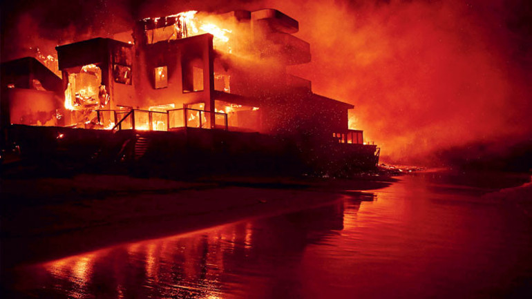 Alevlerin arasındaki 140 bin kişi tahliye edildi... Ünlülerin evi küle döndü: Hollywood cehennemi