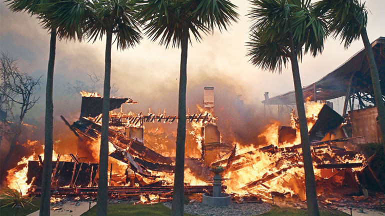 Alevlerin arasındaki 140 bin kişi tahliye edildi... Ünlülerin evi küle döndü: Hollywood cehennemi