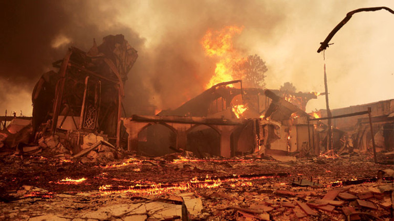 Alevlerin arasındaki 140 bin kişi tahliye edildi... Ünlülerin evi küle döndü: Hollywood cehennemi