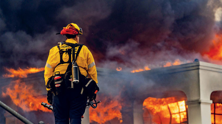 Alevlerin arasındaki 140 bin kişi tahliye edildi... Ünlülerin evi küle döndü: Hollywood cehennemi