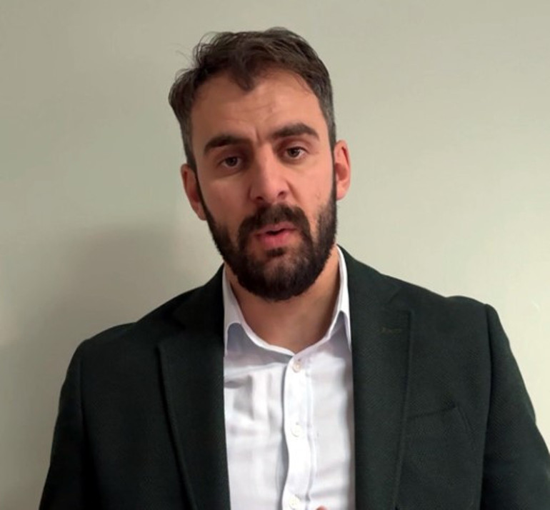 Yanında yaptıklarında rahatsız oluyordu... Minibüs sürücüsü müşterilerine yasakladı