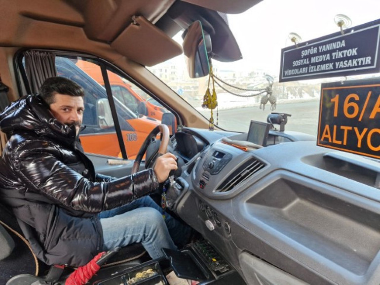 Yanında yaptıklarında rahatsız oluyordu... Minibüs sürücüsü müşterilerine yasakladı