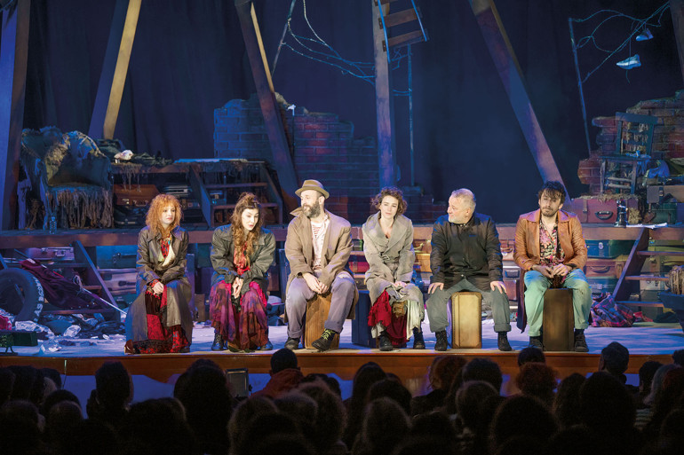 Elvin-Erdal Beşikçioğlu çiftinin oyuncu kızları Derin Beşikçioğlu: “İnsan yurtdışında ‘dönüş’ kelimesine bağlı yaşıyor”