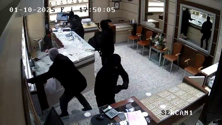 Karabükteki kuyumcuyu soyanlar adliyeye getirildi... Sanık kardeşlerin annesinden dikkat çeken sözler