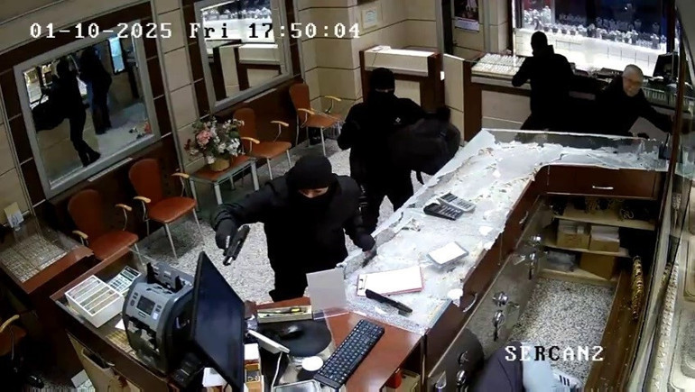 Karabükteki kuyumcuyu soyanlar adliyeye getirildi... Sanık kardeşlerin annesinden dikkat çeken sözler