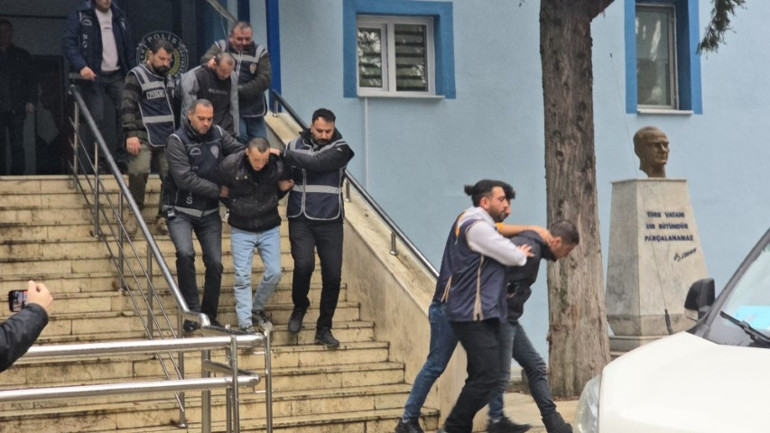 Karabükteki kuyumcuyu soyanlar adliyeye getirildi... Sanık kardeşlerin annesinden dikkat çeken sözler