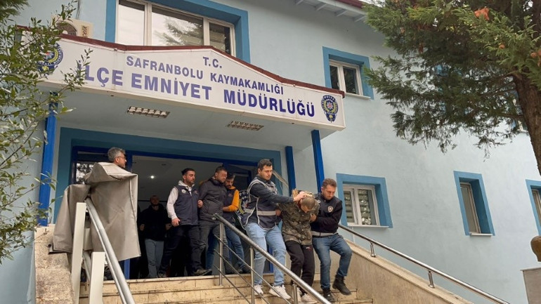 Karabükteki kuyumcuyu soyanlar adliyeye getirildi... Sanık kardeşlerin annesinden dikkat çeken sözler