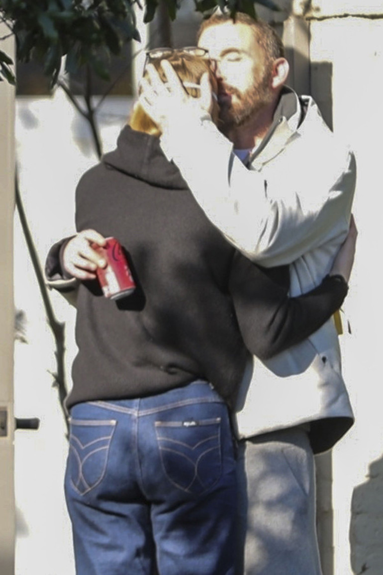 Evinin bulunduğu mahalle küle döndü… Yaşadığı üzüntüyü kızının kollarında unuttu ‘Dünya bir yana çocuklarım bir yana