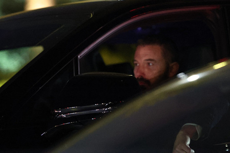 Evinin bulunduğu mahalle küle döndü… Yaşadığı üzüntüyü kızının kollarında unuttu ‘Dünya bir yana çocuklarım bir yana