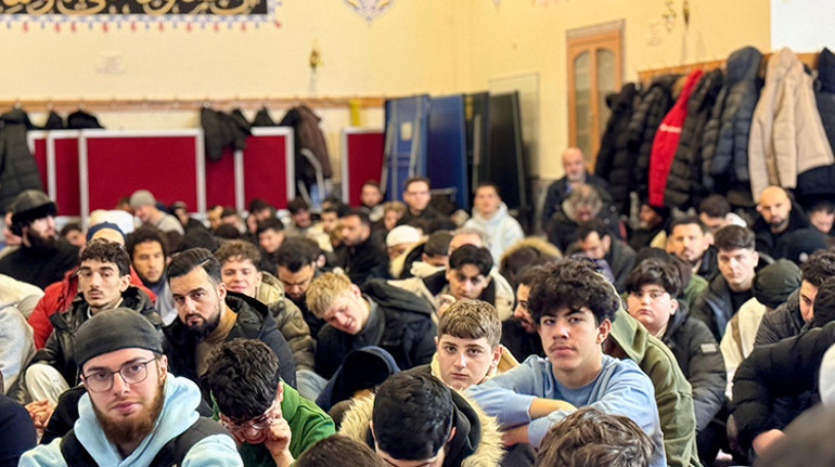 Almanya’da gençler sabah namazında buluştu