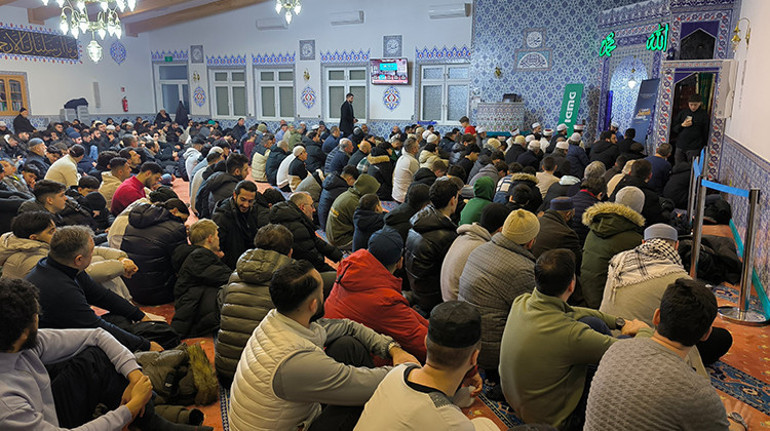 Almanya’da gençler sabah namazında buluştu