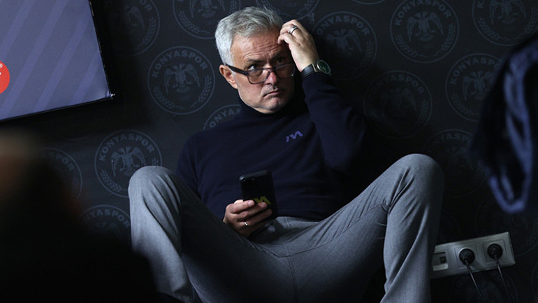 Basın toplantısı öncesi Jose Mourinhodan ilginç hareketler: Kürsü platformuna oturdu, traktörle oynadı