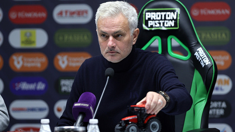 Basın toplantısı öncesi Jose Mourinhodan ilginç hareketler: Kürsü platformuna oturdu, traktörle oynadı