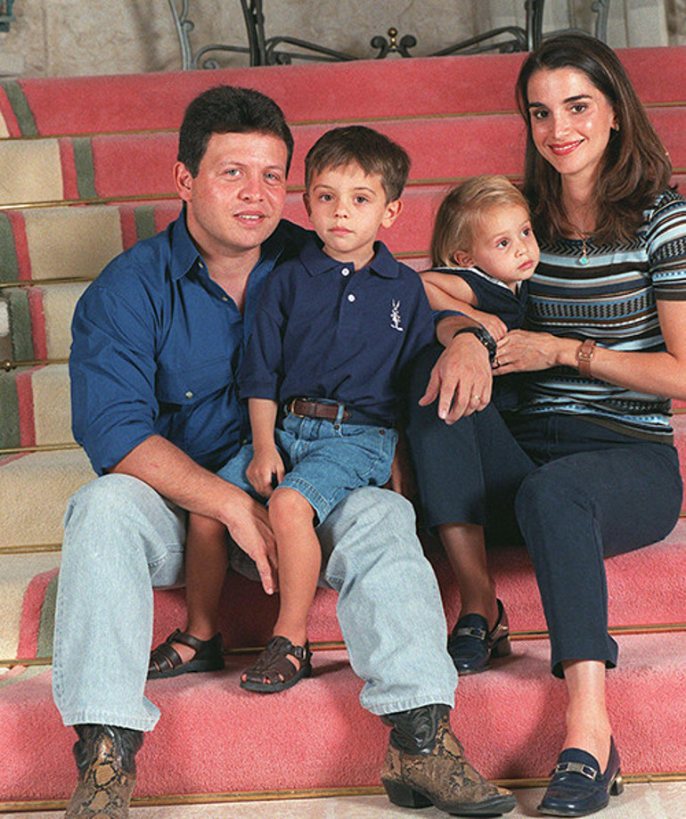 Bu poz düğünden iki yıl önce çekildi... Çocukları büyütüp evlendirdi... Artık torunu bile var