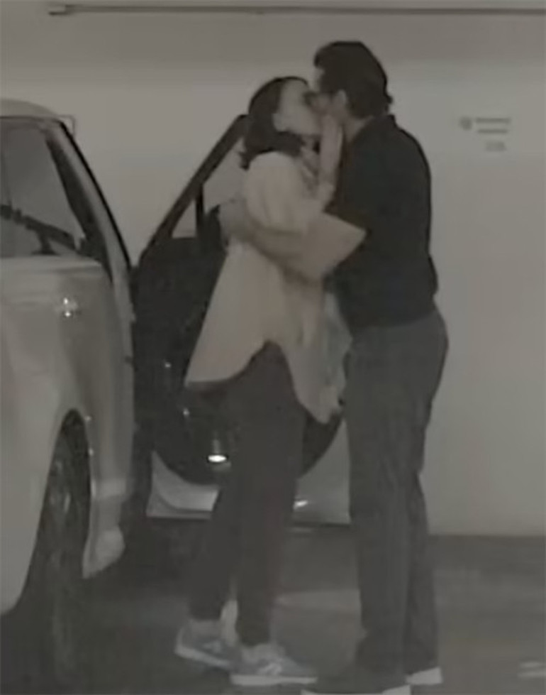 Aylarca insan içine bile çıkamamışlardı...  Ünlü aşıklar dudak dudağa