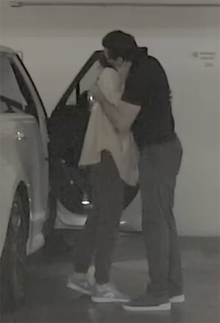 Aylarca insan içine bile çıkamamışlardı...  Ünlü aşıklar dudak dudağa