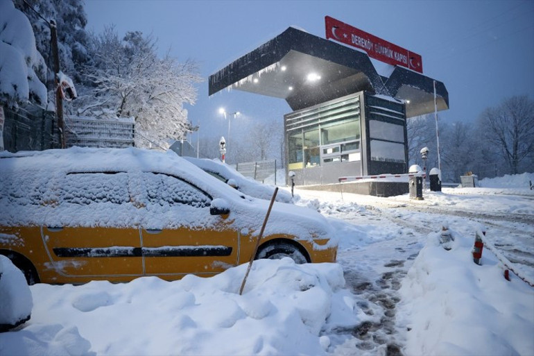 Balkanlardan gelen kar İstanbula ilerliyor Bölgede kartpostallık manzaralar ortaya çıktı