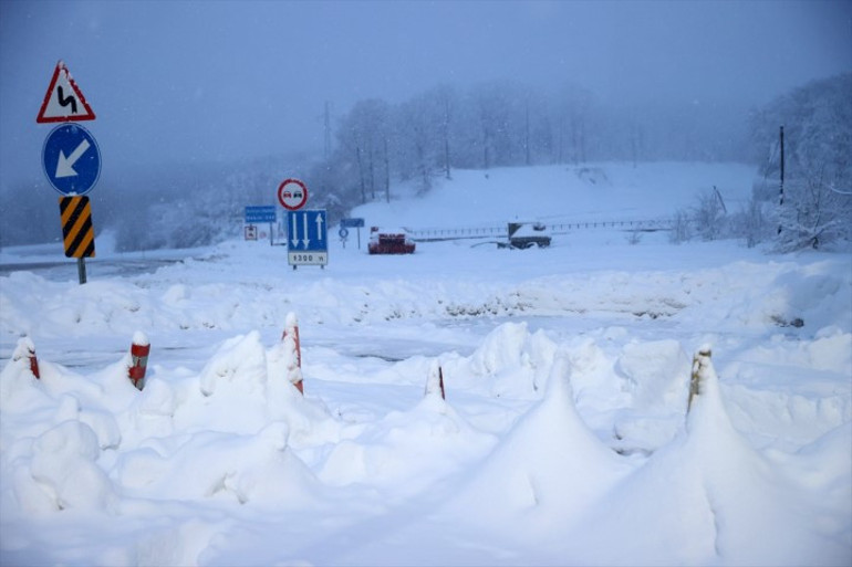Balkanlardan gelen kar İstanbula ilerliyor Bölgede kartpostallık manzaralar ortaya çıktı