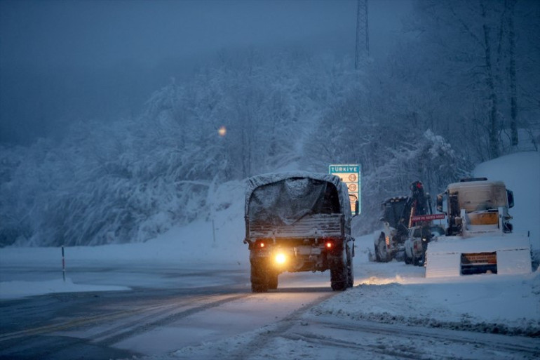 Balkanlardan gelen kar İstanbula ilerliyor Bölgede kartpostallık manzaralar ortaya çıktı