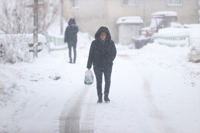 Balkanlardan gelen kar İstanbula ilerliyor Bölgede kartpostallık manzaralar ortaya çıktı