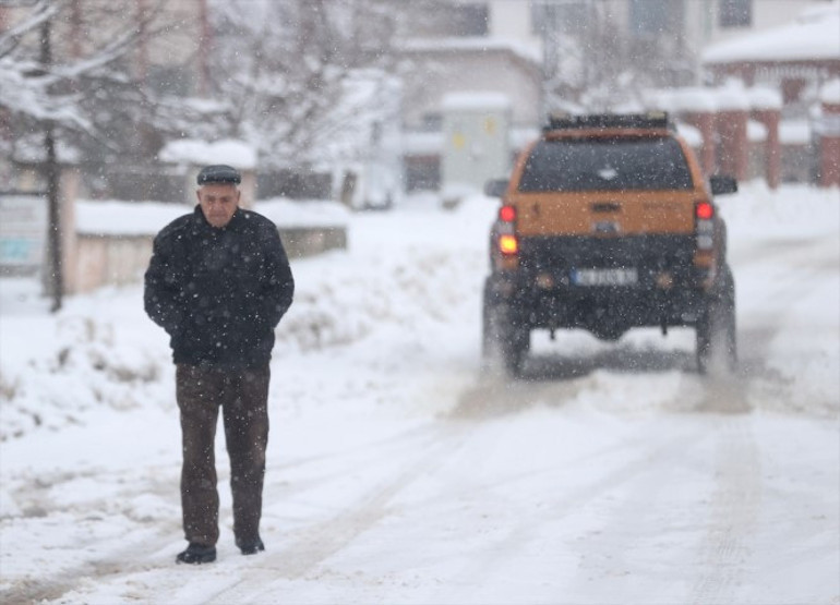 Balkanlardan gelen kar İstanbula ilerliyor Bölgede kartpostallık manzaralar ortaya çıktı