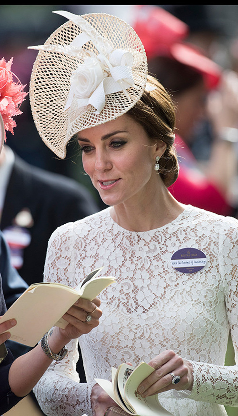 Acı hatıralar aklına düştü... O  gün gülümsemek öyle zor geldi ki