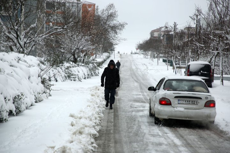 Balkanlardan gelen kar İstanbula ilerliyor Bölgede kartpostallık manzaralar ortaya çıktı