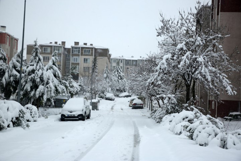 Balkanlardan gelen kar İstanbula ilerliyor Bölgede kartpostallık manzaralar ortaya çıktı