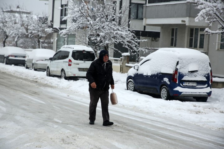 Balkanlardan gelen kar İstanbula ilerliyor Bölgede kartpostallık manzaralar ortaya çıktı