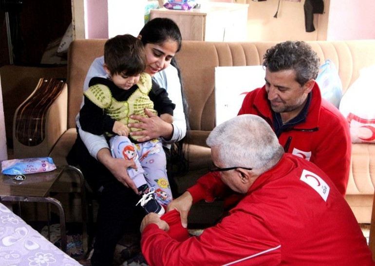 Adanada kazada yaralanan kuryenin ailesine yardım eli uzandı
