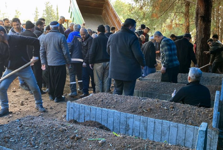 Aile katliamı: Polis memurunun öldürdüğü 5 kişi yan yana toprağa verildi... 2 çocuk devlet korumasına alındı