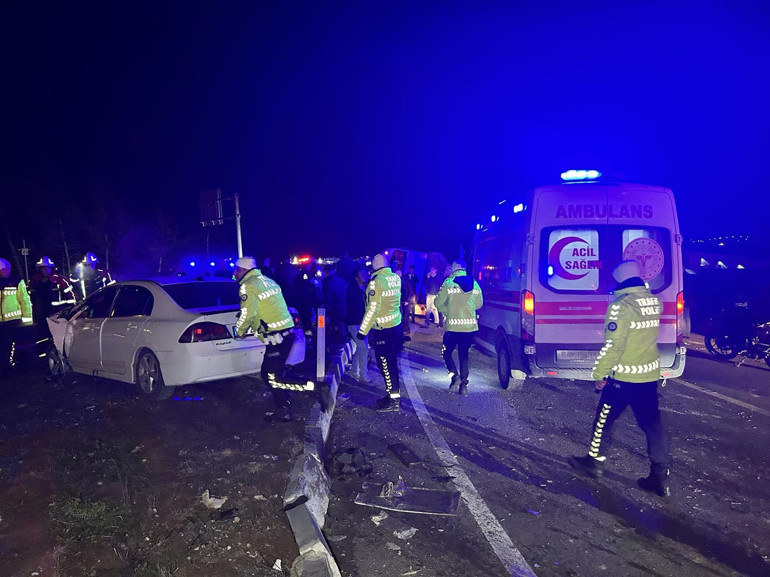 Uşakta otomobil ile işçi servisi çarpıştı: 28 yaralı