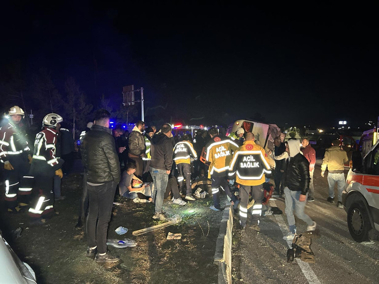 Uşakta otomobil ile işçi servisi çarpıştı: 28 yaralı