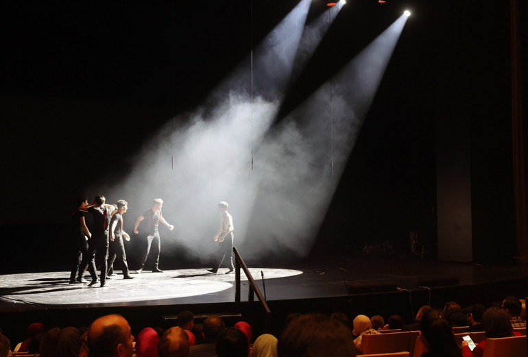 Emine Erdoğan, devlet korumasındaki çocukların tiyatro oyununu izledi