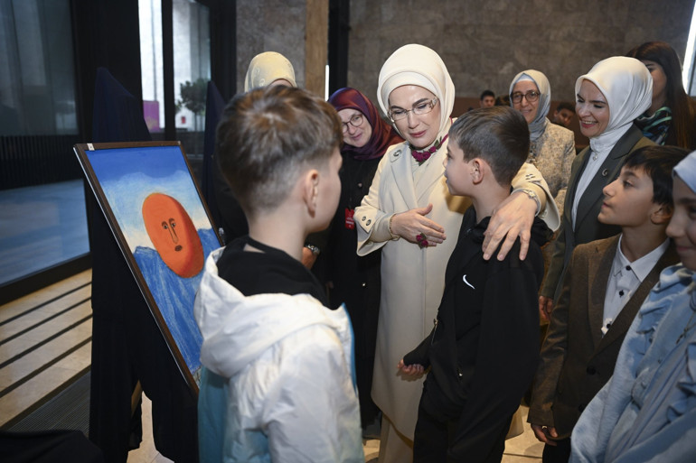 Emine Erdoğan, devlet korumasındaki çocukların tiyatro oyununu izledi