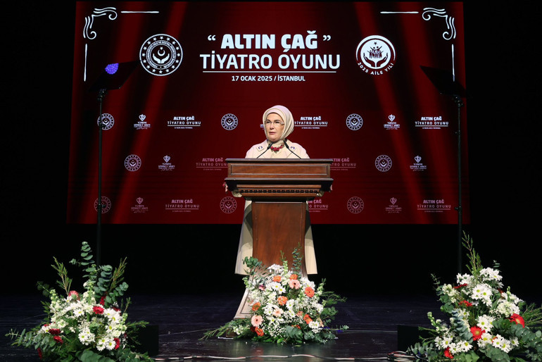 Emine Erdoğan, devlet korumasındaki çocukların tiyatro oyununu izledi