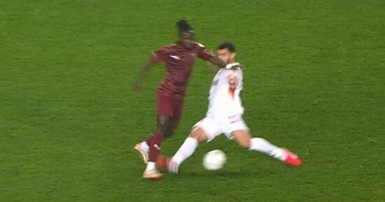 Hatayspor - Galatasaray maçına damga vuran pozisyon Yüzde yüz penaltı Yabancı VAR ciddi hata yaptı