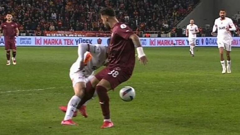 Hatayspor - Galatasaray maçına damga vuran pozisyon Yüzde yüz penaltı Yabancı VAR ciddi hata yaptı
