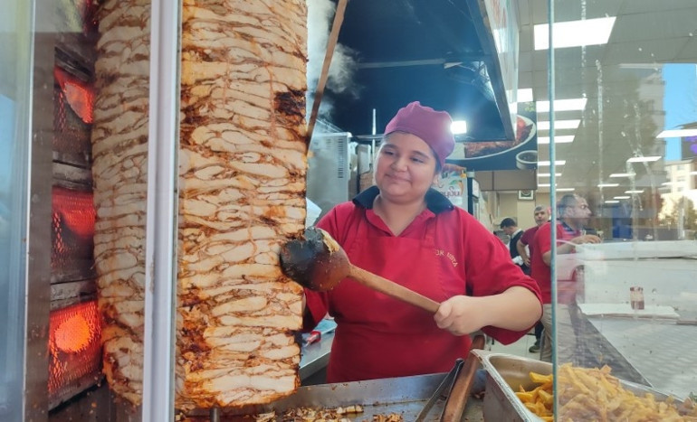 Dönerin başındaki ustayı görenler şaşkınlık yaşıyor... Tuhaf tuhaf bakanlar oldu ama alıştılar