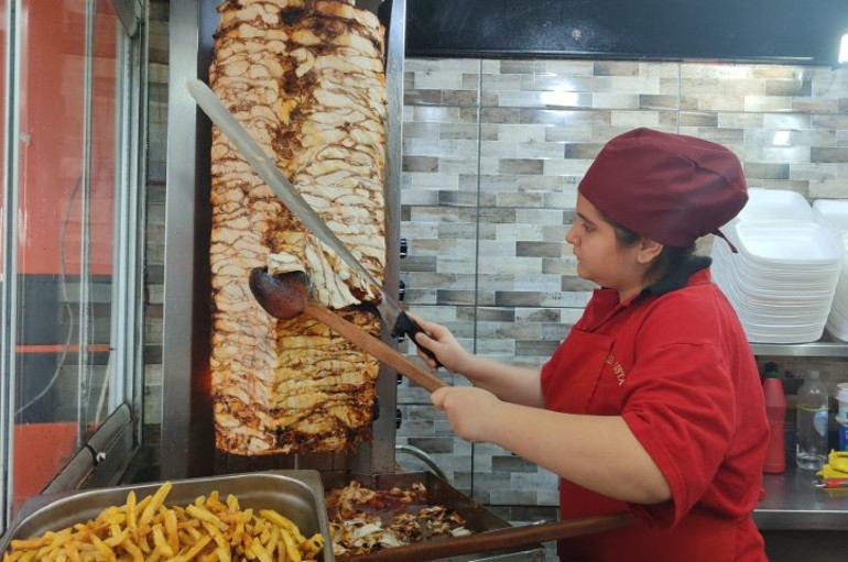 Dönerin başındaki ustayı görenler şaşkınlık yaşıyor... Tuhaf tuhaf bakanlar oldu ama alıştılar