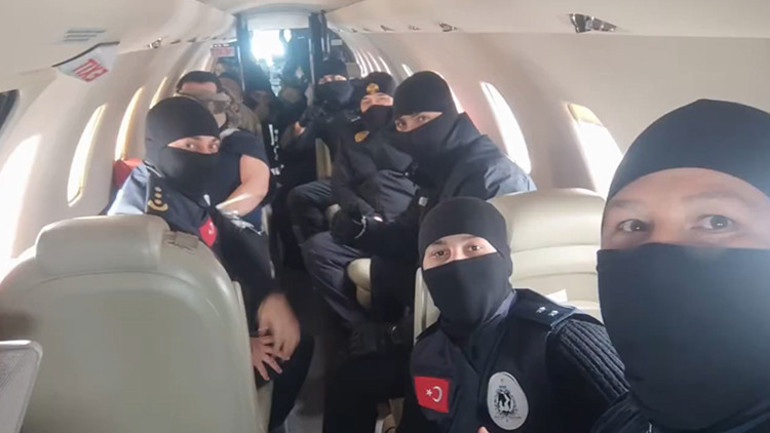 Ermenistanda yakalandılar Kırmızı bültenle aranan suç örgütü elebaşı ve üyesi 2 kişi Türkiye’ye getirildi